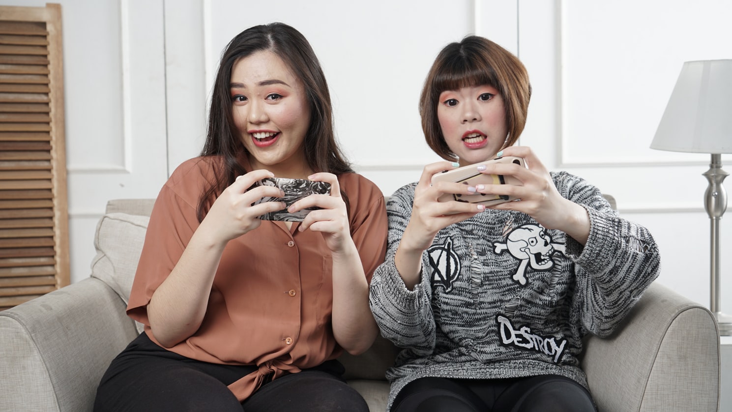 girls playing mobile games